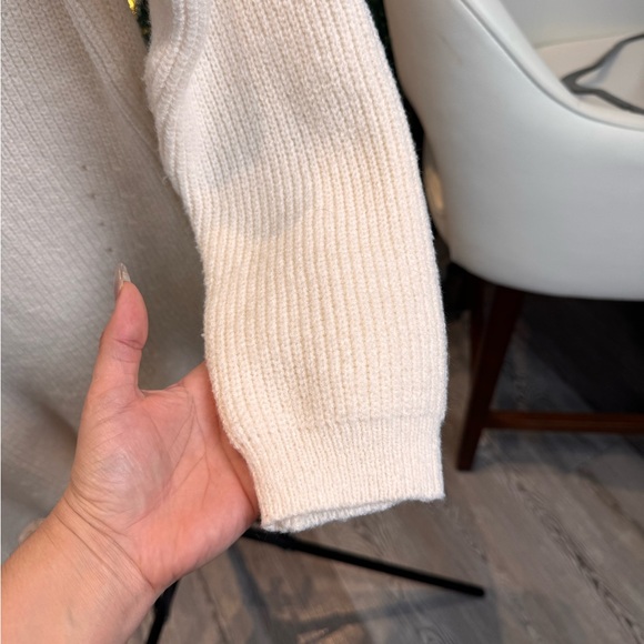 Elegant White Mini dress with long sleeves made of thick knit fabric. - Picture 7 of 8